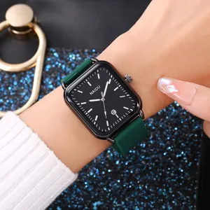 Primo piano di orologio al quarzo rettangolare con cinturino in silicone verde al polso