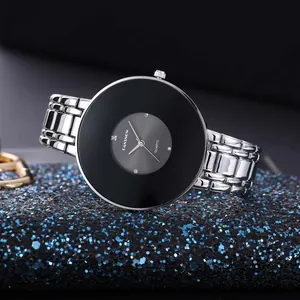 Dettaglio dell'orologio al quarzo CANSNOW retrò con quadrante nero su fondo glitter