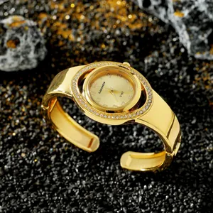 Dettaglio dell'orologio rigido dorato CANSNOW con lunetta decorata da strass