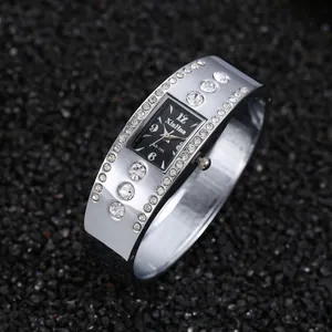Primer plano de elegante reloj de pulsera de plata con diamantes de imitación y esfera negra