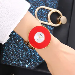 Orologio al quarzo vintage CANSNOW con quadrante rosso audace e cinturino in oro lucido