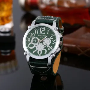 Primo piano dell'orologio WoMaGe da uomo con quadrante verde, grandi numeri e pelle
