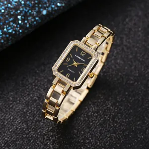 Detail van elegant gouden dameshorloge met rechthoekige strass-bezel
