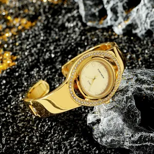 Vista dettagliata dell'orologio a bracciale CANSNOW dorato con castone di strass