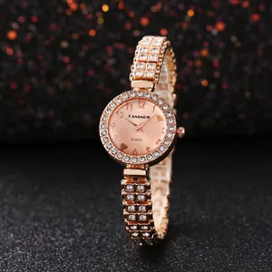 Dettaglio dell'orologio da donna di lusso in oro rosa con cinturino in strass luccicanti