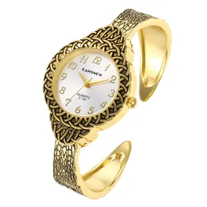 Dettaglio macro di un orologio a bracciale CANSNOW vintage dorato con texture