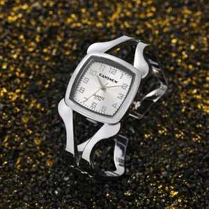 Silberne Damenuhr mit quadratischem Gehäuse und einem gedrehten Armband aus Metall