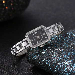 Detailopname van een elegant rechthoekig dameskwartshorloge met strass-bezel.