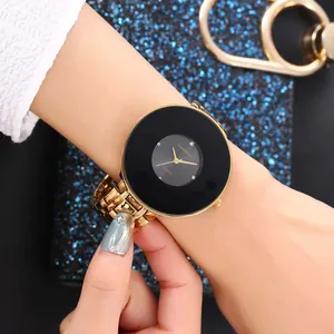 Elegante orologio al quarzo dorato CANSNOW con grande quadrante nero indossato al polso.