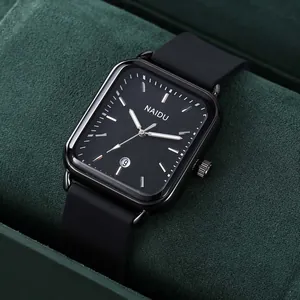 Primo piano dell'orologio al quarzo NAIDU con cinturino in silicone nero e data