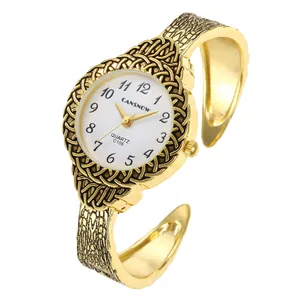 Vista dettagliata di un orologio a bracciale dorato CANSNOW vintage con trama intrecciata