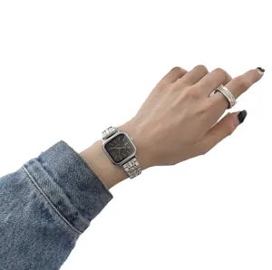 Montre élégante et minimaliste pour femme avec cadran carré et bracelet en acier argenté