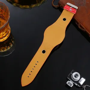 Vista dettagliata del lato inferiore del cinturino in pelle stile punk con fibbia argento
