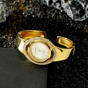 Primo piano dell'elegante orologio a bracciale dorato con strass CANSNOW C107 nero