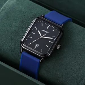 Primo piano di un orologio al quarzo rettangolare con cinturino in silicone blu