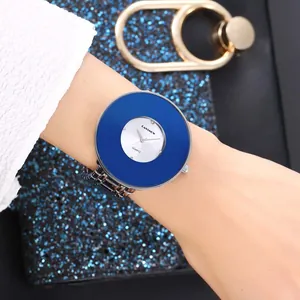 Foto di un elegante orologio al quarzo CANSNOW con un grande quadrante blu al polso