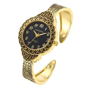 Orologio a bracciale dorato vintage con lunetta intrecciata e quadrante nero