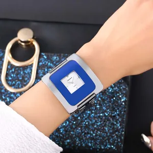 Dettaglio di un orologio al quarzo quadrato CANSNOW con quadrante blu e cinturino