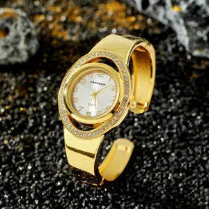 Primo piano di un orologio a bracciale dorato CANSNOW da donna con lunetta in cristallo