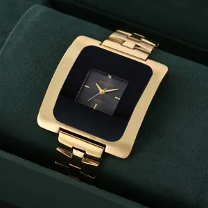 Dettaglio dell'orologio al quarzo quadrato CANSNOW vintage dorato su velluto verde