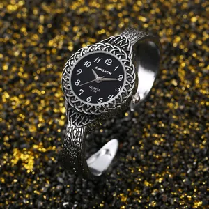 Dettaglio orologio a bracciale CANSNOW in argento vintage con lunetta intrecciata e quadrante nero