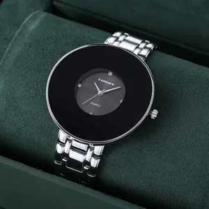 Primo piano dell'orologio al quarzo CANSNOW con quadrante nero e cinturino argento