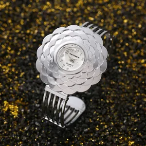 Vista macro ravvicinata di un orologio a bracciale al quarzo a forma di fiore argento