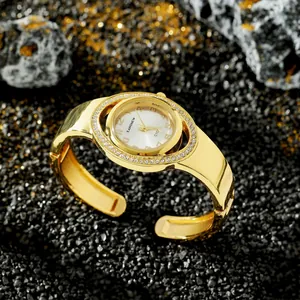Dettaglio dell'orologio rigido CANSNOW dorato con lunetta di cristalli
