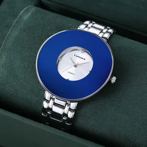 Primo piano di un orologio argento CANSNOW con lunetta blu e quadrante al quarzo.