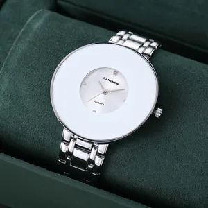 Dettaglio dell'orologio al quarzo CANSNOW con grande quadrante bianco e cinturino argento