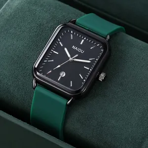 Vista dettagliata di un orologio al quarzo con cinturino in silicone verde e quadrante nero