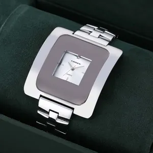Primo piano dell'orologio al quarzo CANSNOW vintage con quadrante quadrato argento.
