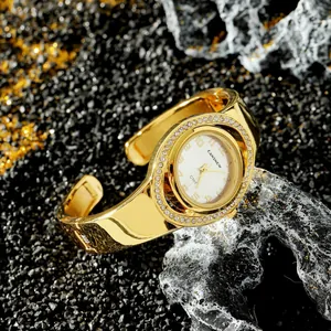 Primo piano di un orologio a bracciale rigido dorato CANSNOW per donna con lunetta in strass