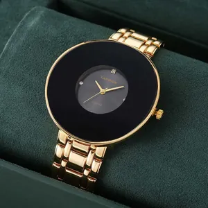 Primo piano dell'orologio dorato CANSNOW con quadrante nero su velluto