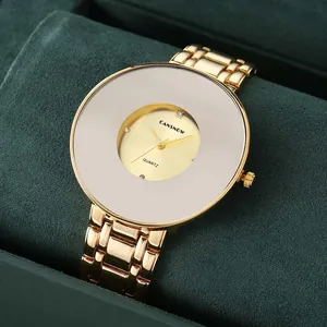 Dettaglio dell'orologio al quarzo CANSNOW vintage dorato con ampio quadrante tondo