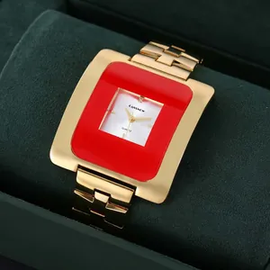 Primo piano dell'orologio al quarzo quadrato CANSNOW con bordo rosso e cinturino oro
