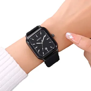 Elegante orologio al quarzo rettangolare con cinturino in silicone nero e quadrante essenziale