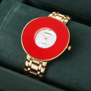 Orologio al quarzo dorato di lusso con quadrante rosso e cinturino in metallo.