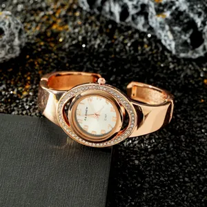 Dettaglio dell'elegante orologio a bracciale CANSNOW in oro rosa con strass da donna