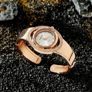 Primo piano dell'orologio rigido CANSNOW oro rosa con lunetta in cristallo e quadrante