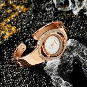 Vista dettagliata dell'orologio rigido da donna CANSNOW in oro rosa con lunetta in cristalli.