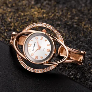 Primo piano dell'orologio a bracciale CANSNOW da donna in oro rosa e brillanti strass.
