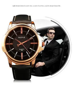 Vista detallada del reloj de cuarzo Yazole para hombre con correa de cuero y oro rosa