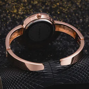 Vista posteriore dettagliata di un orologio a bracciale CANSNOW in oro rosa e acciaio