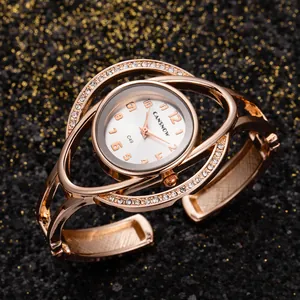 Vista dettagliata dell'orologio a bracciale in oro rosa con strass scintillanti