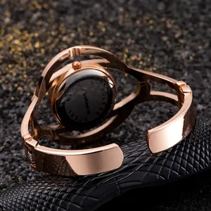 Vista dettagliata del retro di un orologio a bracciale da donna in oro rosa e acciaio