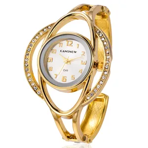 Vista ravvicinata di un elegante orologio da donna in oro con strass e movimento al quarzo