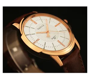 Detalle del reloj de cuarzo Yazole para hombre con caja de oro rosa y esfera de panal blanca.