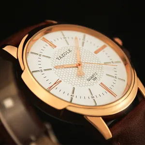 Primer plano del reloj de cuarzo Yazole para hombre con caja de oro rosa y correa de cuero