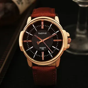 Primer plano de reloj de cuarzo Yazole para hombre con correa de cuero marrón y caja dorada